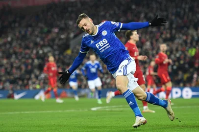 XEN - CAMPEONATO INGLÊS/LIVERPOOL  - ESPORTES - Jamie Vardy, do Leicester, comemora depois de marcar o primeiro gol de seu time     durante a partida de futebol das quartas-de-final da Copa da Liga Inglesa contra o     Liverpool, no Anfield Stadium, em Liverpool, na Inglaterra, nesta quarta-feira, 22     de dezembro de 2021.    22/12/2021 - Foto: OLI SCARFF/AGENCE FRANCE PRESSE/ESTADÃO CONTEÚDO<!-- NICAID(14975556) -->