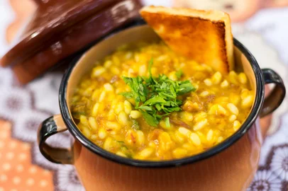 PORTO ALEGRE, RS, BRASIL 01/06/2016 - Receitas de risotos para o caderno Destemperados, com as seguintes receitas: Risoto de moranga com carne seca e queijo coalho Risoto de frango com limão siciliano e manjericão Risoto caprese Risoto de alho-poró e parmesão Risoto ratatouille Risoto de palmito e iscas de carne. (FOTO: OMAR FREITAS/AGÊNCIA RBS).Indexador: Omar Freitas<!-- NICAID(12232738) -->
