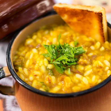 PORTO ALEGRE, RS, BRASIL 01/06/2016 - Receitas de risotos para o caderno Destemperados, com as seguintes receitas: Risoto de moranga com carne seca e queijo coalho Risoto de frango com limão siciliano e manjericão Risoto caprese Risoto de alho-poró e parmesão Risoto ratatouille Risoto de palmito e iscas de carne. (FOTO: OMAR FREITAS/AGÊNCIA RBS).Indexador: Omar Freitas<!-- NICAID(12232738) -->