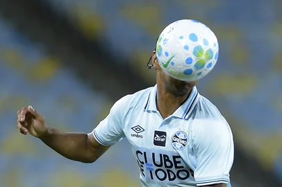 FLUMINENSE X GRÊMIORJ - BRASILEIRÃO/FLUMINENSE X GRÊMIO - ESPORTES - Os jogadores Tetê, do Grêmio, e Renê, do Fluminense, disputam lance em partida válida   pela primeira rodada do Campeonato Brasileiro 2026, realizada no Estádio do Maracanã, no Rio de Janeiro, na   noite desta quarta-feira (28)   28/01/2026 - Foto: DHAVID NORMANDO/CÓDIGO19/ESTADÃO CONTEÚDOEditoria: ESPORTESLocal: RIO DE JANEIROIndexador: DHAVID NORMANDOFonte: CÃ³digo 19Fotógrafo: CÓDIGO19<!-- NICAID(16213848) -->