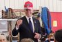Joe Biden aparece usando boné de campanha de Donald Trump