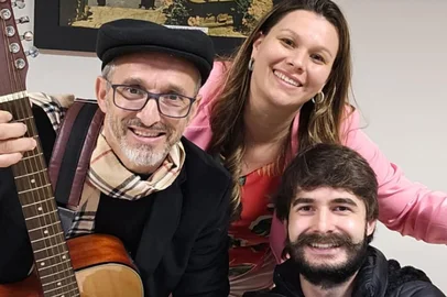 No próximo domingo (31), às 18h, no Ecoa Centro Coletivo de Artes, em Garibaldi, estreia o recital poético “Há Resquícios de Mar em Mim”. O espetáculo reúne a poeta Simoni Giehl e os músicos Elvio Pizzi e Gabriel Zuccolotto Ramos para uma imersão poético-musical sobre ancestralidade, memória e travessias. Concebida de forma independente pelos três artistas, a apresentação é gratuita e aberta ao público. <!-- NICAID(16295797) -->