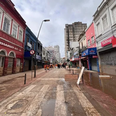 Pessoas trabalham na limpeza de estabelecimentos da Rua Voluntários da Patria, em Porto Alegre.<!-- NICAID(15773572) -->