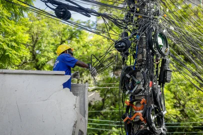 Retirada de fios na Ramiro Barcelos<!-- NICAID(15661579) -->