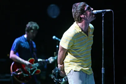 (FILES) British Liam (R) and Noel Gallagher, members of group "Oasis" perform during their concert at the Benicasim International Festival in Benicasim, Castellon, August 7, 2005. British rock legends Oasis announced on August 27, 2024 they will reunite for a worldwide tour next year, as brothers Liam and Noel Gallagher ended an infamous 15-year feud to unveil plans to return to the stage. The band, which helped create the Britpop era of the 1990s with hit songs "Wonderwall", "Don't Look Back In Anger" and "Champagne Supernova", announced on X it will play gigs in Cardiff, Manchester, London, Edinburgh and the Irish capital, Dublin. (Photo by JOSE JORDAN / AFP)Editoria: ACELocal: BenicasimIndexador: JOSE JORDANSecao: musicFonte: AFPFotógrafo: STR<!-- NICAID(15851120) -->