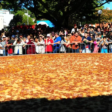 SERAFINA CORRÊA, RS, BRASIL, 03/06/2023. Praça central de Serafina Corrêa, a Piazzetta San Marco. Produção da maior pizza do Brasil. Sob o comando do chef Igor Cândido, bicampeão brasileiro da Copa Brasileira de Pizzas e representante do Estado no Mundial da Pizza em Las Vegas 2024. O objetivo é produzir um alimento de sete metros de diâmetro — o recorde mais recente, de 2019, segundo os organizadores, é uma pizza de 3,46 metros de diâmetro. (Porthus Junior/Agência RBS)<!-- NICAID(15446799) -->