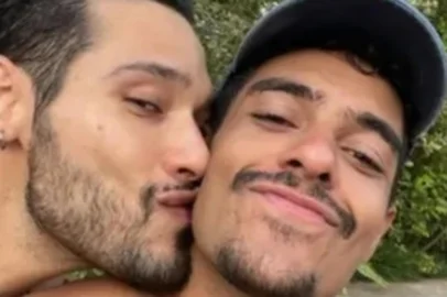 O ator Igor Fernandez agitou a web ao publicar uma foto em clima de romance com o também ator Bruno Fagundes. Em seguida, ambos confirmaram o namoro.<!-- NICAID(15311939) -->