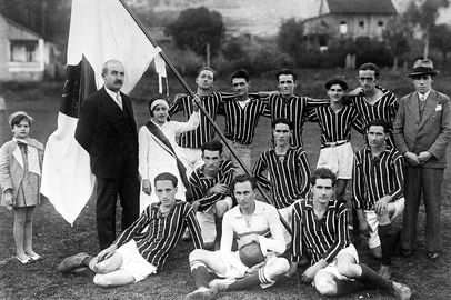 Time do Ismael. Equipe amadora do Ismael. Fotos da década de 1930. Time de Galópolis. Orestes Manfro, (E), patrono do Toime. Seção Memória.<!-- NICAID(2651317) -->