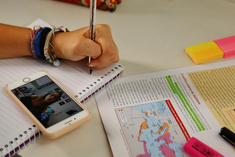 PORTO ALEGRE, RS, BRASIL, 01/11/2018: Adolescentes assistem a videoaulas para complementar estudos em casa. Na foto, a estudante Juliana Campos Meurer. (CAMILA DOMINGUES/AGÊNCIA RBS)<!-- NICAID(13813049) -->