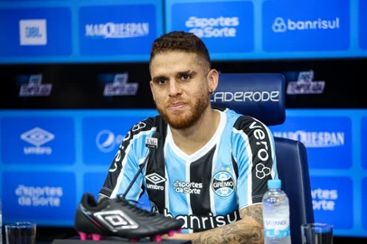 PORTO ALEGRE, RS, Brasil: Apresentação do volante Cuellar no Grêmio. Fotos: Duda Fortes/Agencia RBS<!-- NICAID(15957361) -->