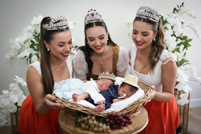 Fotos: recém-nascidos do hospital geral fazem ensaio temático da Festa da Uva, em Caxias do Sul<!-- NICAID(15676795) -->