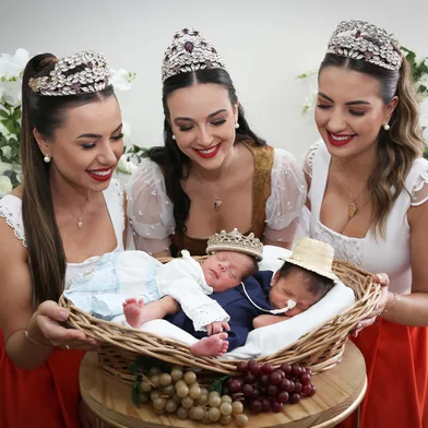 Fotos: recém-nascidos do hospital geral fazem ensaio temático da Festa da Uva, em Caxias do Sul<!-- NICAID(15676795) -->