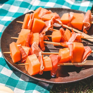 receitas da lela, piquenique, torta de maça, montadito de salmão, espetinho de parma e melão, humus, caponata, destemperados<!-- NICAID(15252801) -->