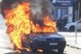 PLACA BORRADA | Carro pega fogo no bairro Menino Deus, esquina da Rua Visconde do Herval com Avenida da Azenha. 07/11/23
