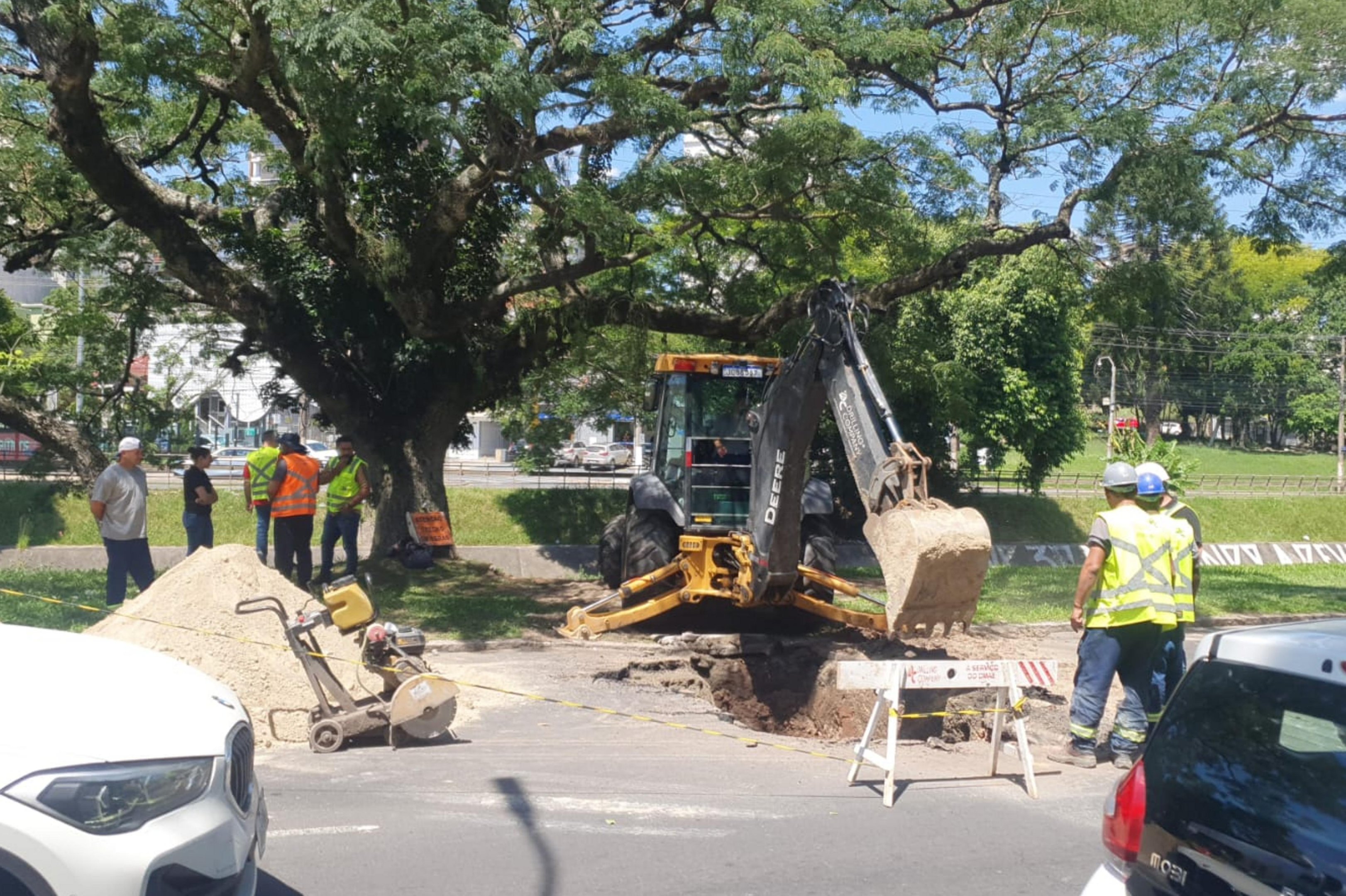 Dmae come&ccedil;a obra em trecho com problema de rebaixamento de asfalto na Avenida Ipiranga