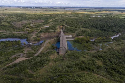 Dom Pedrito, RS, Brasil - Barragem do Arroio Taquarembó. Foi publicado, no Diário Oficial do Estado e no Diário Oficial da União desta sexta-feira, o edital de licitação CR 0018/2023, para a conclusão das obras da barragem do Arroio Taquarembó e execução dos programas ambientais. Localizada na divisa dos municípios de Dom Pedrito e Lavras do Sul, a obra é estratégica para o combate às estiagens na região. A barragem do Arroio Taquarembó compõe, junto à barragem do Arroio Jaguari e ao conjunto de canais, um sistema de irrigação que beneficiará aproximadamente 240 mil pessoas e possibilitará a irrigação de 117 mil hectares, na bacia hidrográfica do rio Santa Maria. FOTO: JEFFERSON BOTEGA, AGÊNCIA RBS<!-- NICAID(15733119) -->