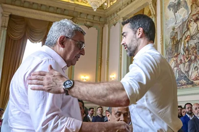 Porto Alegre, RS, Brasil, 02/10/2025: Na tarde desta quinta-feira (02), o prefeito, Sebastião Melo, participou, no Salão Alberto Pasqualini, no Palácio Piratini, do anúncio do convênio para subsidio às famílias e liberação de área para conclusão da nova ponte do Guaíba. Foto: Alex Rocha/PMPA<!-- NICAID(16138153) -->