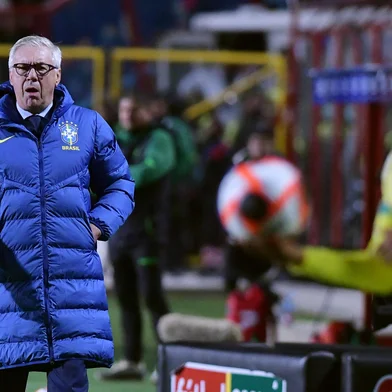 Brazil's Italian head coach Carlo Ancelotti watches his players from the touchline during the 2026 FIFA World Cup South American qualifiers football match between Bolivia and Brazil, at the Municipal de El Alto stadium, in El Alto, La Paz department, Bolivia on September 9, 2025. (Photo by Daniel MIRANDA / AFP)Editoria: SPOLocal: El AltoIndexador: DANIEL MIRANDASecao: soccerFonte: AFPFotógrafo: STR<!-- NICAID(16120791) -->