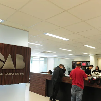 CAXIAS DO SUL, RS, BRASIL (23/10/2017). Forum da Comarca de Caxias do Sul. O diretor Silvio Viezzer mostra para reportagem conclusão das reformas no antigo  prédio. O local está com sala nova para atender OAB e o espaço do tribunal de júri concluído.   (Roni Rigon/Pioneiro).<!-- NICAID(13225518) -->