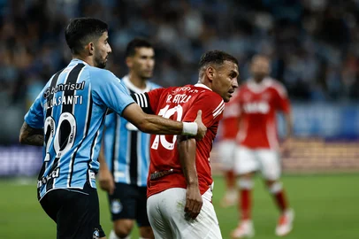 PORTO ALEGRE, RS, BRASIL - 19/04/2025 - Gre-Nal 447: Grêmio e Inter se encontram em campo, novamente, pela Série A do Campeonato Brasileiro. FOTO: RENAN MATTOS / AGÊNCIA RBSIndexador: Andre Avila<!-- NICAID(16020465) -->
