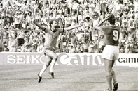Foto do jogador Falcão comemorando um gol na Copa da Espanha, em 1982. Seleção Brasileira do caderno do Século 20 Brasil. O time.#PÁGINA:47#ENVELOPE: 004200#EDIÇÃO: 2ª Data Evento: 00/00/1982<!-- NICAID(610674) -->