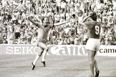 Adolfo Alves / Agencia RBS Foto do jogador Falcão comemorando um gol na Copa da Espanha, em 1982. Seleção Brasileira do caderno do Século 20 Brasil. O time.#PÁGINA:47#ENVELOPE: 004200#EDIÇÃO: 2ª Data Evento: 00/00/1982<!-- NICAID(610674) -->