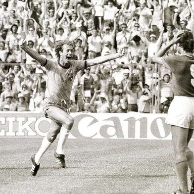 Foto do jogador Falcão comemorando um gol na Copa da Espanha, em 1982. Seleção Brasileira do caderno do Século 20 Brasil. O time.#PÁGINA:47#ENVELOPE: 004200#EDIÇÃO: 2ª Data Evento: 00/00/1982<!-- NICAID(610674) -->
