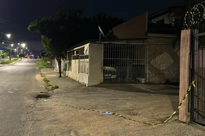 Um homem morreu após ter a casa invadida em um assalto na zona norte de Porto Alegre.<!-- NICAID(16002637) -->