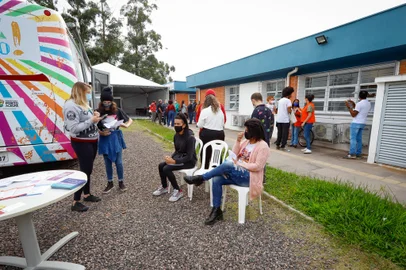 Porto Alegre, RS, 07/04/2022 Secretaria Municipal de Saúde da início ao atendimento especializado no Ambulatório Trans da Restinga, direcionado a mulheres e homens trans, travestis e pessoas não binárias. O atendimento é oferecido todas as quintas-feiras, das 8h30 às 12h30, na Clínica da Família Álvaro Difini (rua Álvaro Difini, 520, Restinga). A equipe multidisciplinar vai oferecer atendimento integral à saúde, hormonização e orientações. Nestas duas primeiras semanas a equipe está atendendo no ônibus Fique Sabendo estacionado em frente a CF Álvaro Difini. Participaram o evento o Sec. Adj. da SMS, Richard Dias, a Dir. APS, Caroline Schirmer, o Coord. Diversidade Sexual da SES/RS, Daniel Morethson, Coord. Saúde LGBTQIA+ da SMS, Gabriela Tizianel, Pres. AHVN, Dirceu Dalmolin, a Coord. Pol; LGBTQIA+ da PMPA, Camila Rodrigues, a Prof. História do TransEnem, Diana de Almeida e demais autoridades. Foto: Cristine Rochol/Prefeitura Municipal de Porto Alegre/ DivulgaçãoIndexador: Cristine RocholFotógrafo: repÃ³rter fotogrÃ¡fica<!-- NICAID(15062680) -->