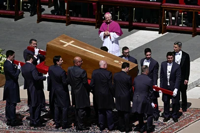 Pallbearers prepare to lift the coffin during late Pope Francis' funeral ceremony at St Peter's Square at the Vatican on April 26, 2025. (Photo by Filippo MONTEFORTE / AFP)Editoria: RELLocal: Vatican CityIndexador: FILIPPO MONTEFORTESecao: popeFonte: AFPFotógrafo: STF<!-- NICAID(16024965) -->