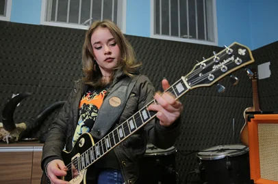 FLORES DA CUNHA, RS, BRASIL, 07/07/2025. Vamos contar no Almanaque como o Rock segue vivo na região, em alusão ao Dia Mundial do Rock. A Letícia Pryslak, 15 anos, de Flores da Cunha, é um exemplo de que a nova geração ainda vibra com o bom e velho rock 'n roll. Começou a descobrir o ritmo e a tocar por conta em 2020, durante a pandemia, e hoje já toca em bares e eventos com banda própria e na parceria com grupos mais experientes da região, como os Blackbirds. (Porthus Junior/Agência RBS)Indexador: Porthus JUNIOR<!-- NICAID(16075411) -->