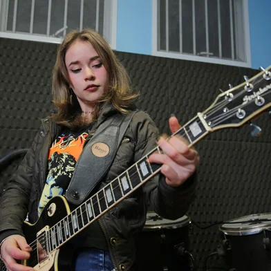 FLORES DA CUNHA, RS, BRASIL, 07/07/2025. Vamos contar no Almanaque como o Rock segue vivo na região, em alusão ao Dia Mundial do Rock. A Letícia Pryslak, 15 anos, de Flores da Cunha, é um exemplo de que a nova geração ainda vibra com o bom e velho rock 'n roll. Começou a descobrir o ritmo e a tocar por conta em 2020, durante a pandemia, e hoje já toca em bares e eventos com banda própria e na parceria com grupos mais experientes da região, como os Blackbirds. (Porthus Junior/Agência RBS)Indexador: Porthus JUNIOR<!-- NICAID(16075411) -->