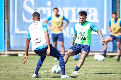 RS - FUTEBOL/ TREINO GREMIO 2025 - ESPORTES - Jogadores do Gremio realizam treino tÃ©cnico durante a manha desta segunda-feira, no CT Luiz Carvalho, na preparaÃ§Ã£o para a partida valida pela Copa Sul-Americana 2025. FOTO: LUCAS UEBEL/GREMIO FBPA<!-- NICAID(16025976) -->