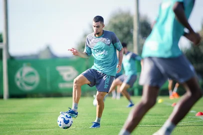 Treino do Juventude, com foco no Brasileirão 2025. Na foto, o volante Daniel Giraldo.<!-- NICAID(15989872) -->