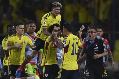 Colombia's forward Luis Diaz (C) celebrates with teammates after scoring during the 2026 FIFA World Cup South American qualification football match between Colombia and Brazil at the Roberto Melendez Metropolitan Stadium in Barranquilla, Colombia, on November 16, 2023. (Photo by Juan BARRETO / AFP)Editoria: SPOLocal: BarranquillaIndexador: JUAN BARRETOSecao: soccerFonte: AFPFotógrafo: STF<!-- NICAID(15600216) -->