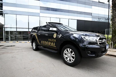 POLÍCIA FEDERAL INVESTIGA ESPIONAGEM ABINDF - POLÍCIA FEDERAL/INVESTIGA ESPIONAGEM ABIN - POLÍTICA - Foto, Viatura da Polícia Federal em Brasília. Nesta segunda (29) a Polícia Federal (PF) deflagra mais uma operação que investiga o uso da Agência Brasileira de Inteligência (ABIN) utilizada para monitorar desafetos políticos durante o governo do Ex Presidente Jair Bolsonaro. 29/01/2024 - Foto: TON MOLINA/FOTOARENA/FOTOARENA/ESTADÃO CONTEÚDOEditoria: POLÍTICALocal: BRASÍLIAIndexador: TON MOLINAFonte: 2483738Fotógrafo: FOTOARENA<!-- NICAID(15663390) -->