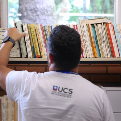 CAXIAS DO SUL, RS, BRASIL, 06/04/2026. Educs, editora da Universidade de Caxias do Sul, completa 50 anos de atividades. (Ariéli Ziegler/Agência RBS)Indexador: Arieli Ziegler<!-- NICAID(16259852) -->