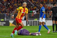 Esprerance's Brazilian forward #10 Yan Sasse (C) celebrates scoring his team's first goal during the first-leg of the CAF Champions League football match between Tunisia's Esperance Sportive de Tunis and South Africas Mamelodi Sundowns at at the Hammadi Agrebi Stadium in Rades on April 20, 2024. (Photo by FETHI BELAID / AFP)Editoria: SPOLocal: RadèsIndexador: FETHI BELAIDSecao: soccerFonte: AFPFotógrafo: STR<!-- NICAID(15748457) -->