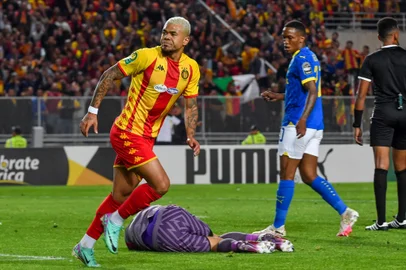 Esprerance's Brazilian forward #10 Yan Sasse (C) celebrates scoring his team's first goal during the first-leg of the CAF Champions League football match between Tunisia's Esperance Sportive de Tunis and South Africas Mamelodi Sundowns at at the Hammadi Agrebi Stadium in Rades on April 20, 2024. (Photo by FETHI BELAID / AFP)Editoria: SPOLocal: RadèsIndexador: FETHI BELAIDSecao: soccerFonte: AFPFotógrafo: STR<!-- NICAID(15748457) -->