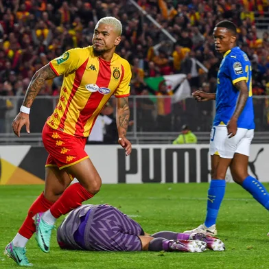 Esprerance's Brazilian forward #10 Yan Sasse (C) celebrates scoring his team's first goal during the first-leg of the CAF Champions League football match between Tunisia's Esperance Sportive de Tunis and South Africas Mamelodi Sundowns at at the Hammadi Agrebi Stadium in Rades on April 20, 2024. (Photo by FETHI BELAID / AFP)Editoria: SPOLocal: RadèsIndexador: FETHI BELAIDSecao: soccerFonte: AFPFotógrafo: STR<!-- NICAID(15748457) -->