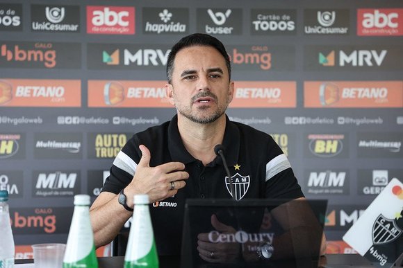 Caetano bate o martelo e responde sobre procura do Grêmio por atacante do Atlético-MG