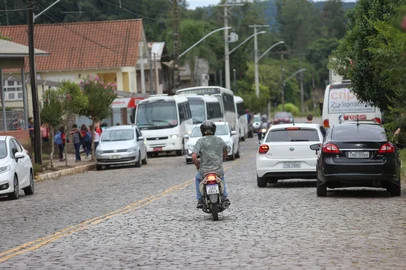 FARROUPILHA, RS, BRASIL, 28/03/2025. Em 19/03/2020, após a confirmação do primeiro caso de coronavírus em Farroupilha, a comunidade de Vila Jansen, ficou em quarentena pelo período de 14 dias. Bob, morador da comunidade e radicado em Londres, havia sido diagnosticado com Covid-19. Cinco anos após o incidente visitamos Vila Jansen. Na foto, vistas gerais da Vila. (Porthus Junior/Agência RBS)<!-- NICAID(16005501) -->