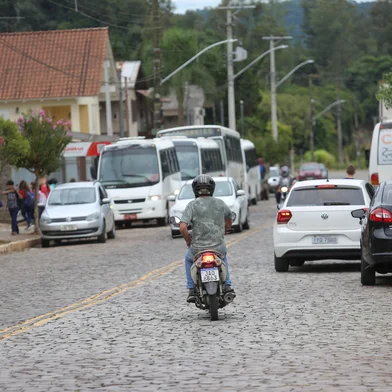 FARROUPILHA, RS, BRASIL, 28/03/2025. Em 19/03/2020, após a confirmação do primeiro caso de coronavírus em Farroupilha, a comunidade de Vila Jansen, ficou em quarentena pelo período de 14 dias. Bob, morador da comunidade e radicado em Londres, havia sido diagnosticado com Covid-19. Cinco anos após o incidente visitamos Vila Jansen. Na foto, vistas gerais da Vila. (Porthus Junior/Agência RBS)<!-- NICAID(16005501) -->