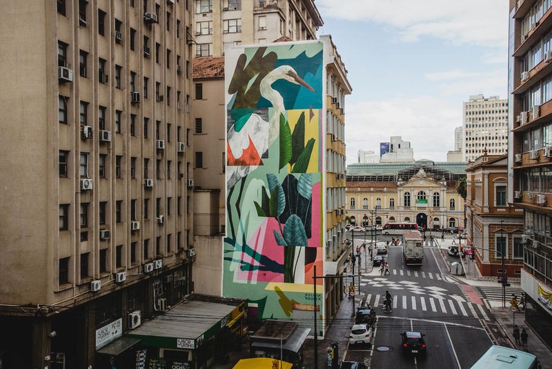 Festival Olhe para Cima, em Porto Alegre, mostra empenas de prédios e muros que receberam grafites multicoloridos na cidade. Painel de Kelvin Koubik.<!-- NICAID(15713166) -->
