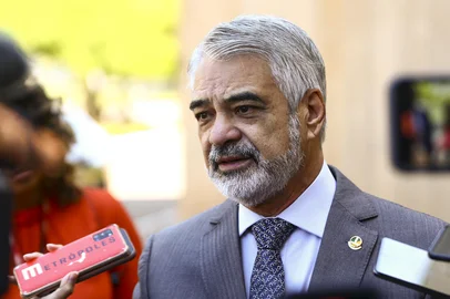 O senador Humberto Costa, coordenador da SaÃºde na transiÃ§Ã£o de governo, chega ao Centro Cultural Banco do Brasil.<!-- NICAID(15990523) -->