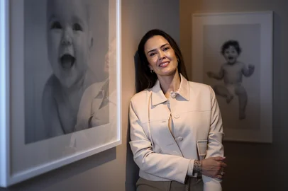 PORTO ALEGRE, RS, BRASIL, 28-09-2026: Taline Marchetti, 40 anos, congelou óvulos aos 39 porque tem certeza que quer ser mãe, mas acredita que não está no momento ideal. Ela planeja engravidar pelos 45 anos, mas sabe que quanto mais a idade avança, mais os óvulos perdem qualidade, por isso decidiu congelar. Ela é case de reportagem sobre o novo momento do planejamento reprodutivo das mulheres, que estão engravidando cada vez mais tarde e, por isso, já não precisam se preocupar apenas com a contracepção, mas também com a preservação da fertilidade para uma gestação tardia. Foto: Bruno Todeschini/Grupo RBS<!-- NICAID(16375517) -->
