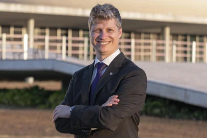 O deputado federal Marcel van Hattem (NOVO) está percorrendo várias cidades do Rio Grande do Sul onde o partido tem candidaturas à prefeitura e/ou Câmara de Vereadores, cumprindo agenda de eventos de lançamento de campanha, que inclui gravação de vídeos e fotos com os candidatos. No próximo sábado, 24 de agosto, o mandatário do NOVO estará em Caxias do Sul, onde participa de um almoço de lançamento oficial da campanha do partido à Câmara Municipal, que acontecerá no Restaurante Bona Petti (Rua Honorato Bazei, 300 – Cidade Nova). Interessados em participar do evento devem entrar em contato pelo WhatsApp 54 99622-2063 para adquirir ingresso.<!-- NICAID(15844683) -->