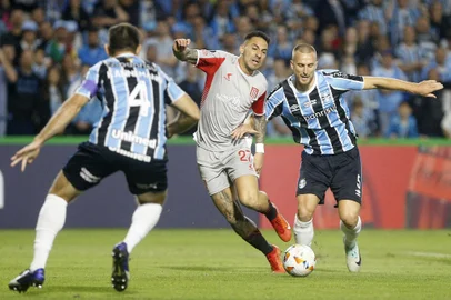 Estudiantes' forward Marcelo Correa (C) abd Gremio's defender Rodrigo Ely fight for the ball during the Copa Libertadores group stage second leg football match between Brazil's Gremio and Argentina's Estudiantes de La Plata at the Couto Pereira Stadium in Curitiba, Brazil on June 8, 2024. (Photo by Albari Rosa / AFP)Editoria: SPOLocal: CuritibaIndexador: ALBARI ROSASecao: soccerFonte: AFPFotógrafo: STR<!-- NICAID(15783918) -->