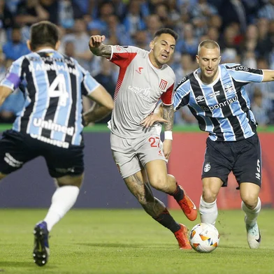 Estudiantes' forward Marcelo Correa (C) abd Gremio's defender Rodrigo Ely fight for the ball during the Copa Libertadores group stage second leg football match between Brazil's Gremio and Argentina's Estudiantes de La Plata at the Couto Pereira Stadium in Curitiba, Brazil on June 8, 2024. (Photo by Albari Rosa / AFP)Editoria: SPOLocal: CuritibaIndexador: ALBARI ROSASecao: soccerFonte: AFPFotógrafo: STR<!-- NICAID(15783918) -->
