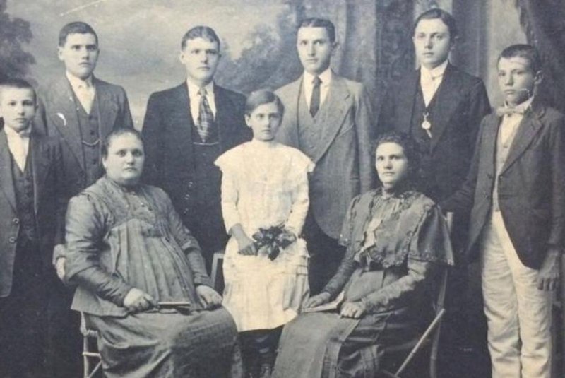 A família de Rosina Bisol Rech em 1914. Ela aparece sentada à direita, junto à mãe, Maria (E), e à irmã menor Marina. Atrás estão os irmãos David, Firmino, Mário, Pedro, Fortunato e Giácomo<!-- NICAID(13841416) -->